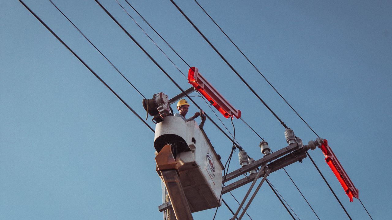 Electricista realizando las conexiones eléctricas para instalación de aire acondicionado