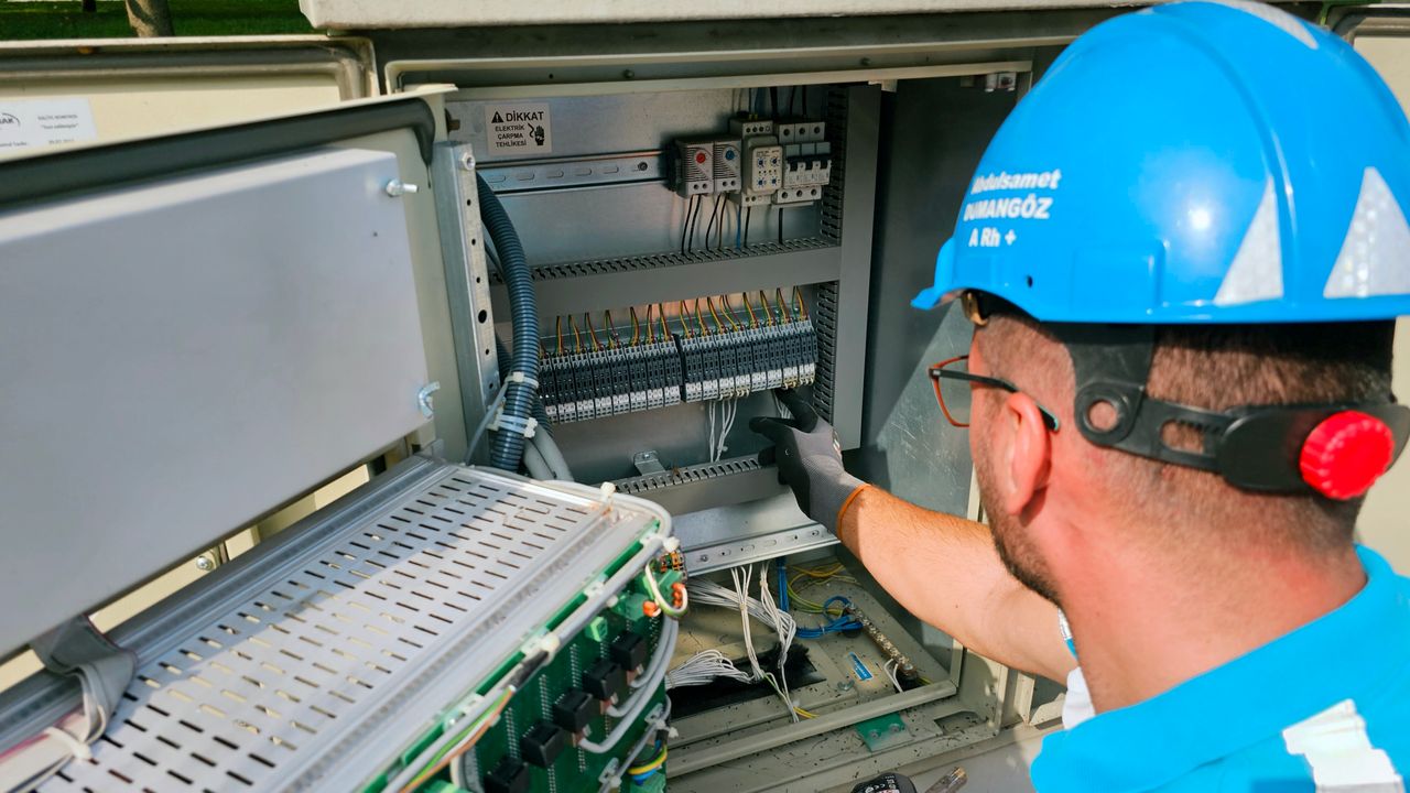 Electricista profesional trabajando en reforma eléctrica en Valencia