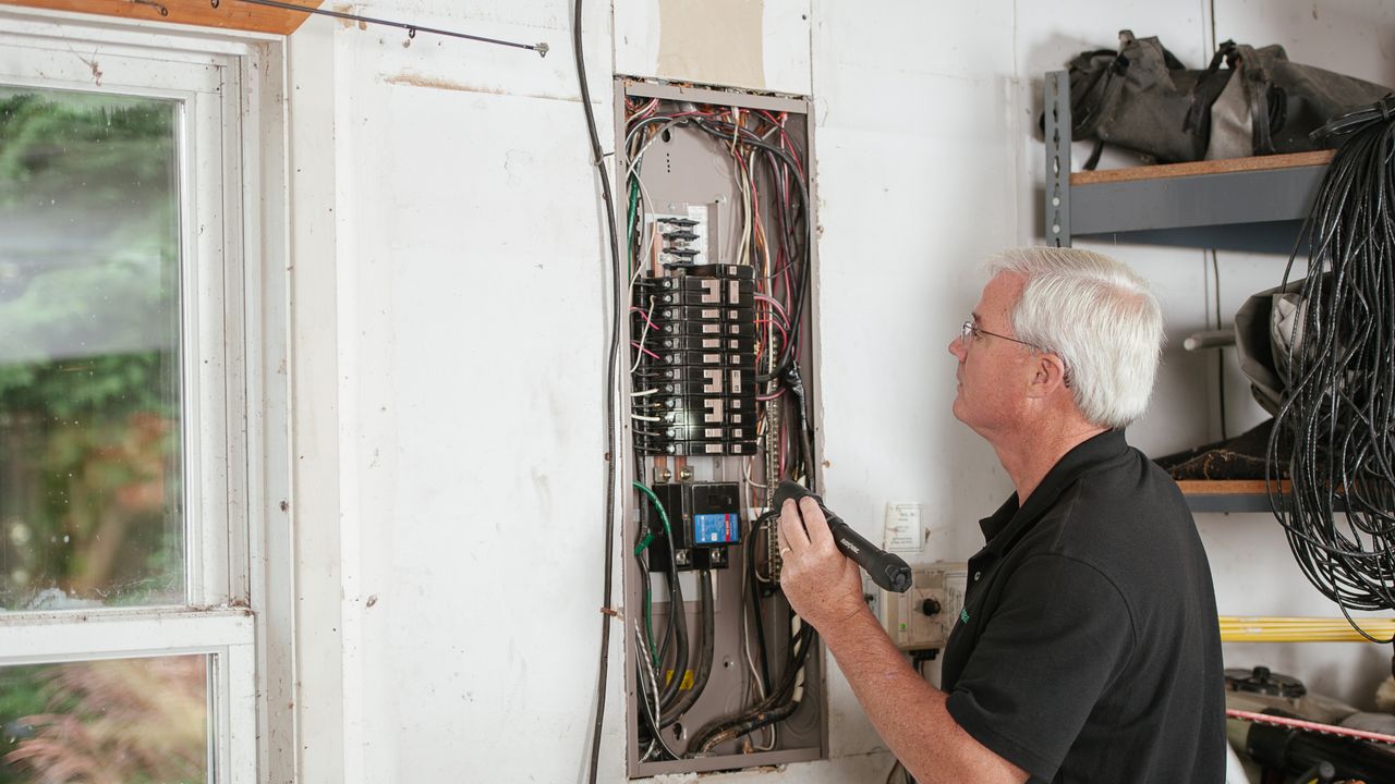 Cuadro eléctrico antiguo con fusibles antes de la rehabilitación en Valencia