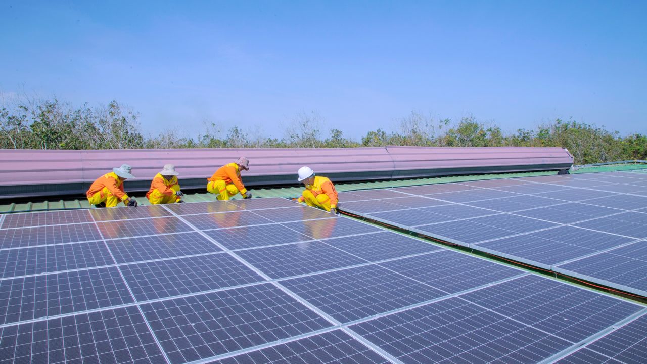 Técnico instalando paneles solares en tejado de vivienda en Valencia