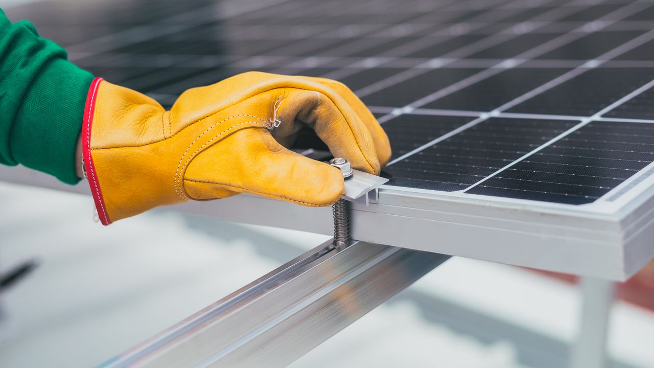 Paneles solares instalados en vivienda unifamiliar en Valencia
